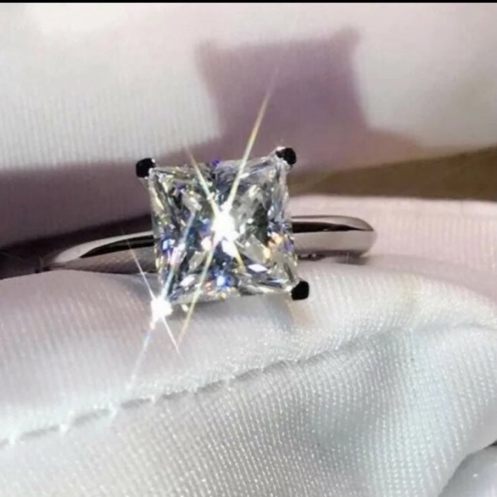 Princess cut 2ctw White Diamond ring